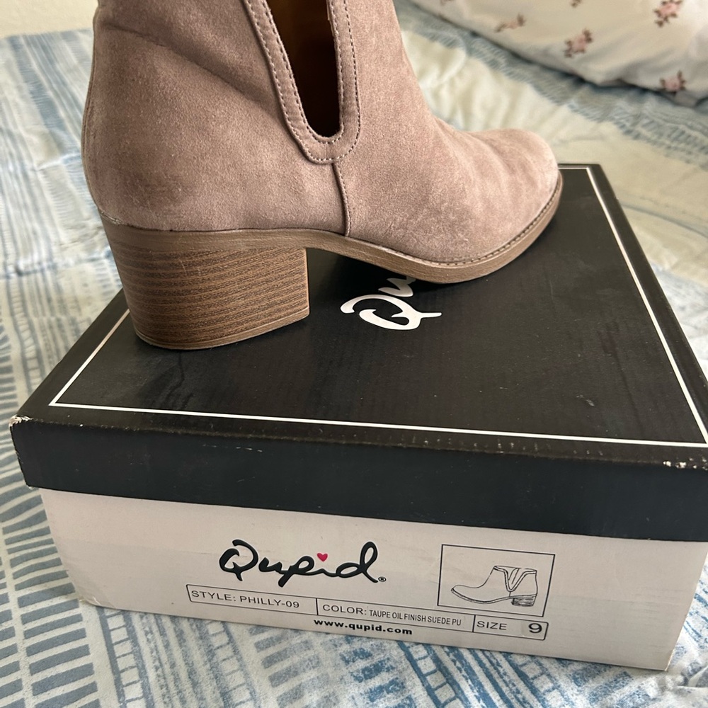 Qupid Women's Taupe Ankle Booties